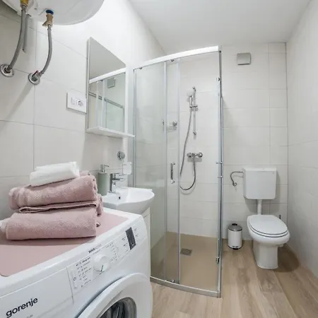 Klara Free Parking, Center