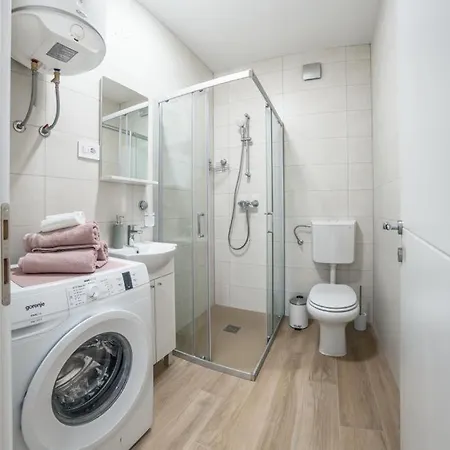 Klara Free Parking, Center