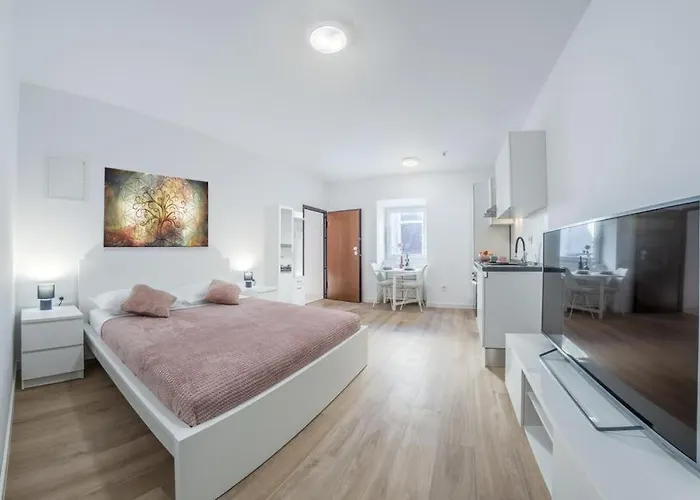 Klara Free Parking, Center