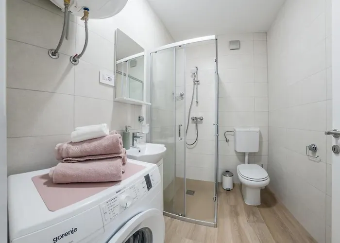 Klara Free Parking, Center