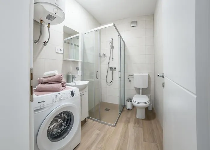 Klara Free Parking, Center