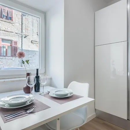 Klara Free Parking, Center