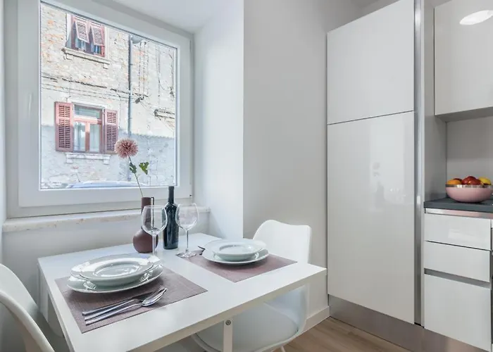 Klara Free Parking, Center